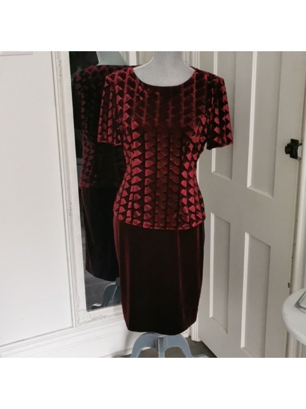 Vintage ALGO burgundy velvet embossed short sleeve dress. Size 10.